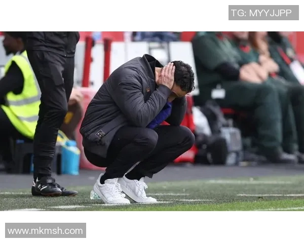 25天3轮不堪！曼联33年羞耻：多打1人80分钟却0-1落败 阿莫林麻了